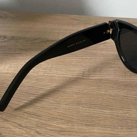 2 pairs of sunglasses - Picture 13 of 14